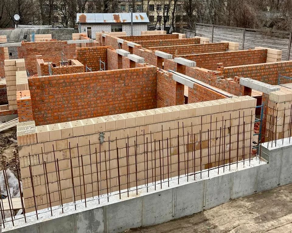 K11 — хід будівництва (фундамент і стіни)