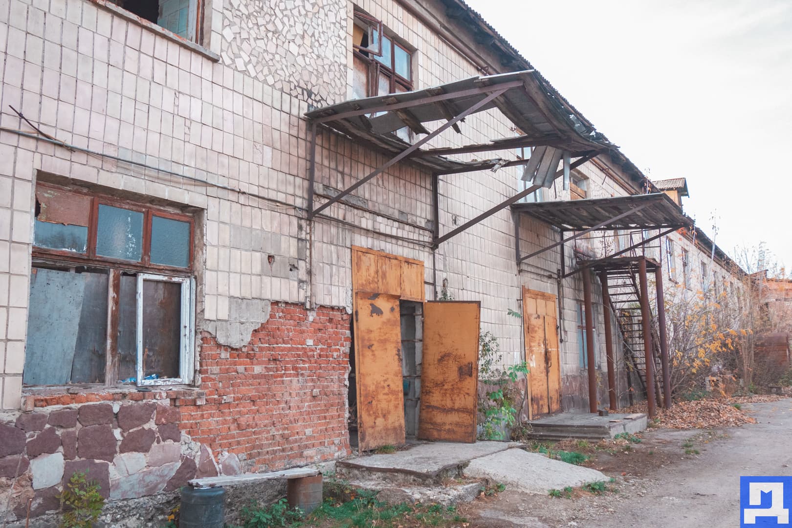 Архівне фото взуттєвої фабрики — вигляд зовні