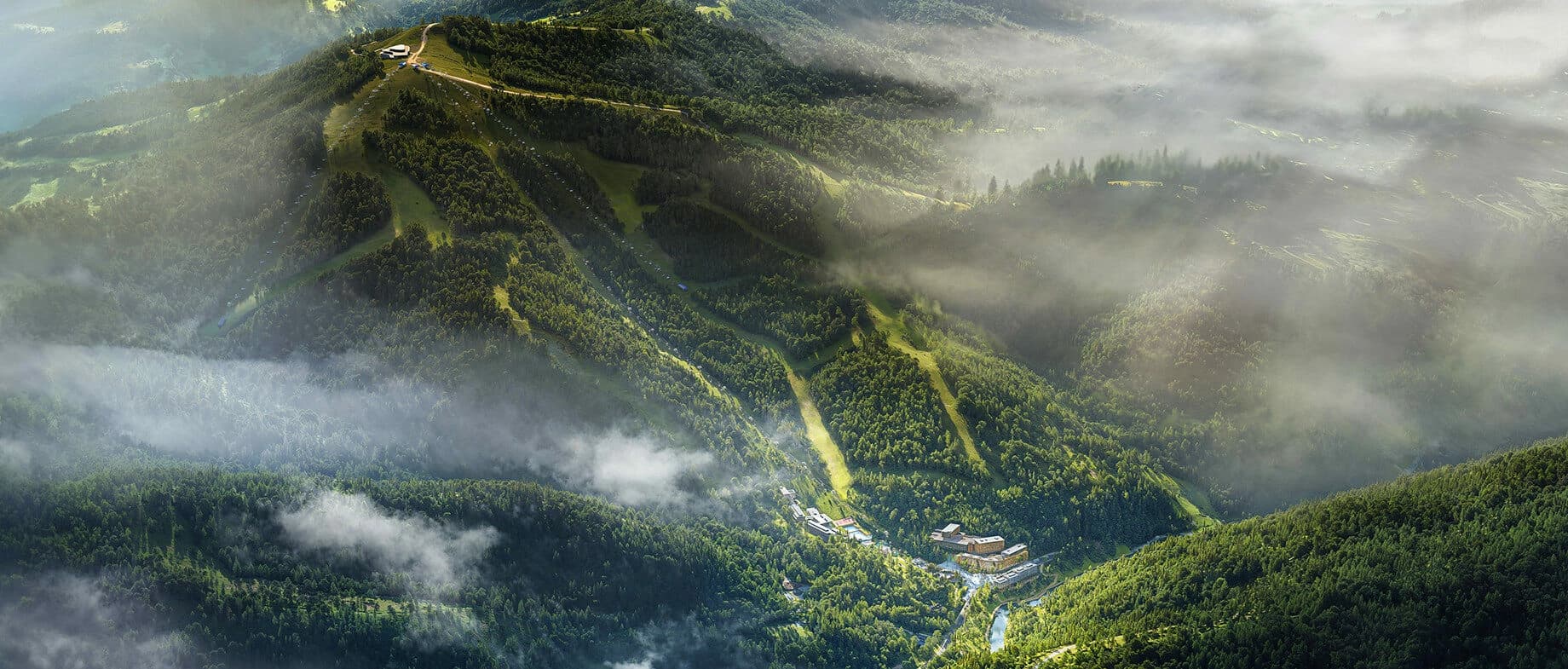 Аерофото місцевості GORO Mountain Resort — карпатські схили, туман, розташування курорту