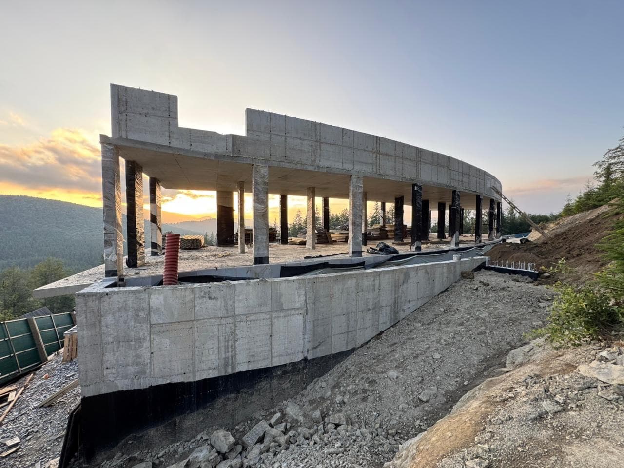 Будівництво готелю УЛІС.Ворохта на заході сонця (серпень 2025)